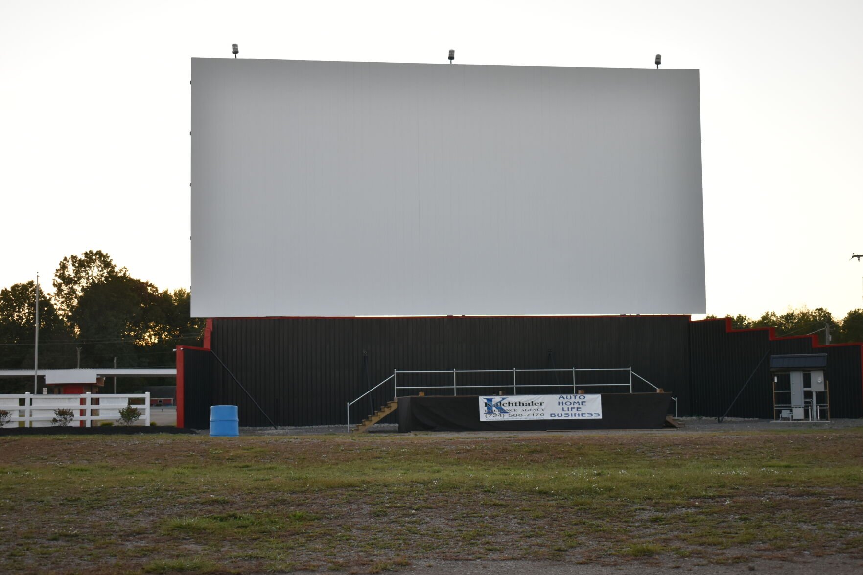 R drive-in blank screen_1327.JPG